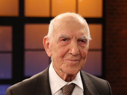 Stéphane HESSEL le 16 Mars 2012 à Paris lors d'une de ses interventions