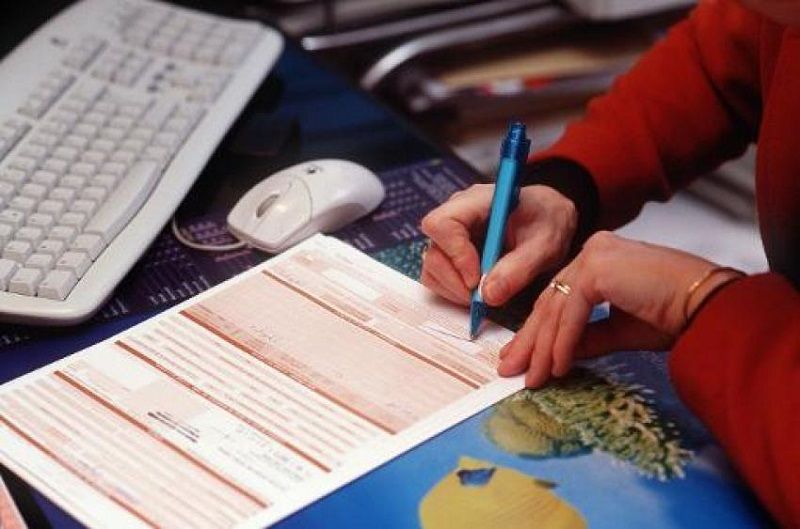 le médecin généraliste remplissant la feuille de remboursement après la visite de son patient (Illustration 2012)