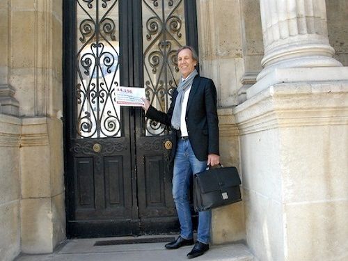 Charles GARDOU lors de la remise petition