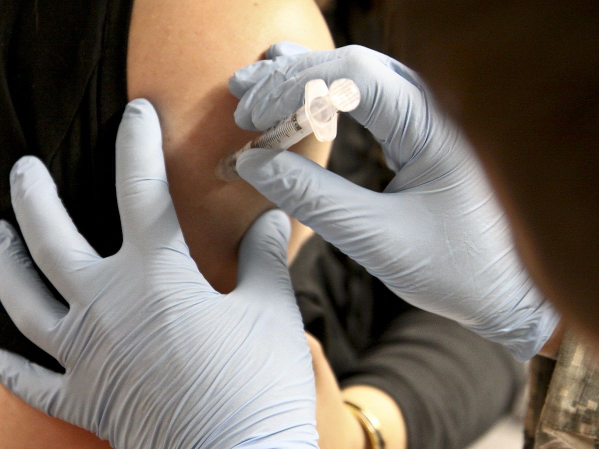 Une personnes se fesant vacciner