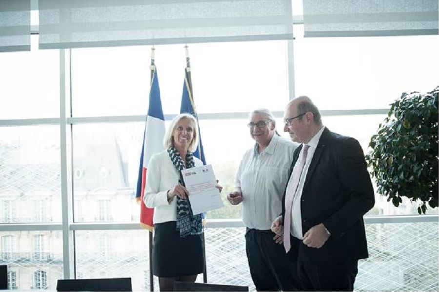 Remise du rapport de la commission Commission professionnelle consultative a Segolene NEUVILLE