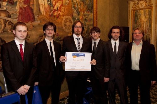 Les lauréats de la Bourse 2012 de la Fondation Steria, de gauche a droite Servet Duran, Joris Hoursin, Maxime Laronce, Cyril Menager et Julien Schiltz, étudiants à l'EFREI, récompensés pour le projet Read-Y ©fondation Steria / institut de france