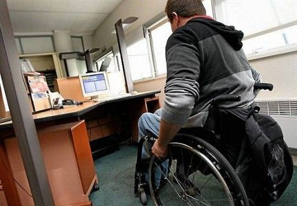 Un travailleur handicapes dans un bureau (Archives 2011 &copy;fhi)