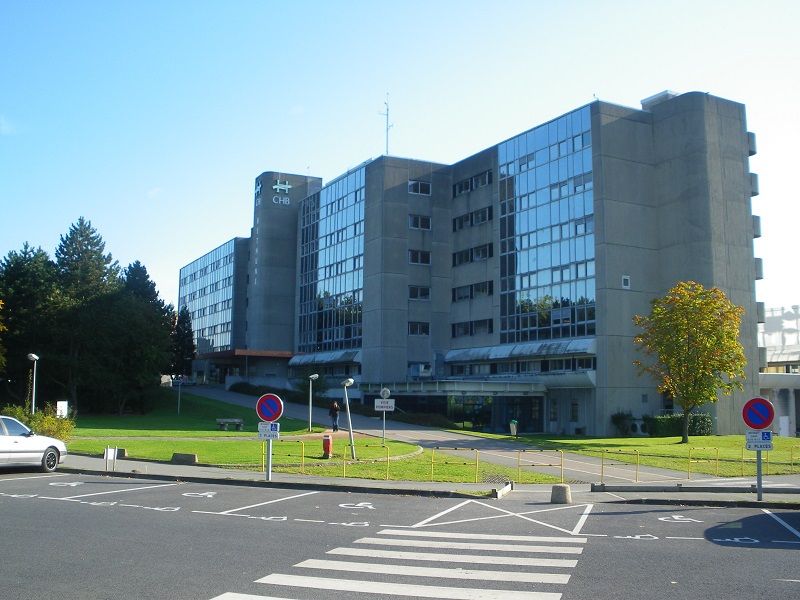Fa&ccedil;ade du Centre Hospitalier de B&eacute;thune dans le Nord (Illustration 2012)