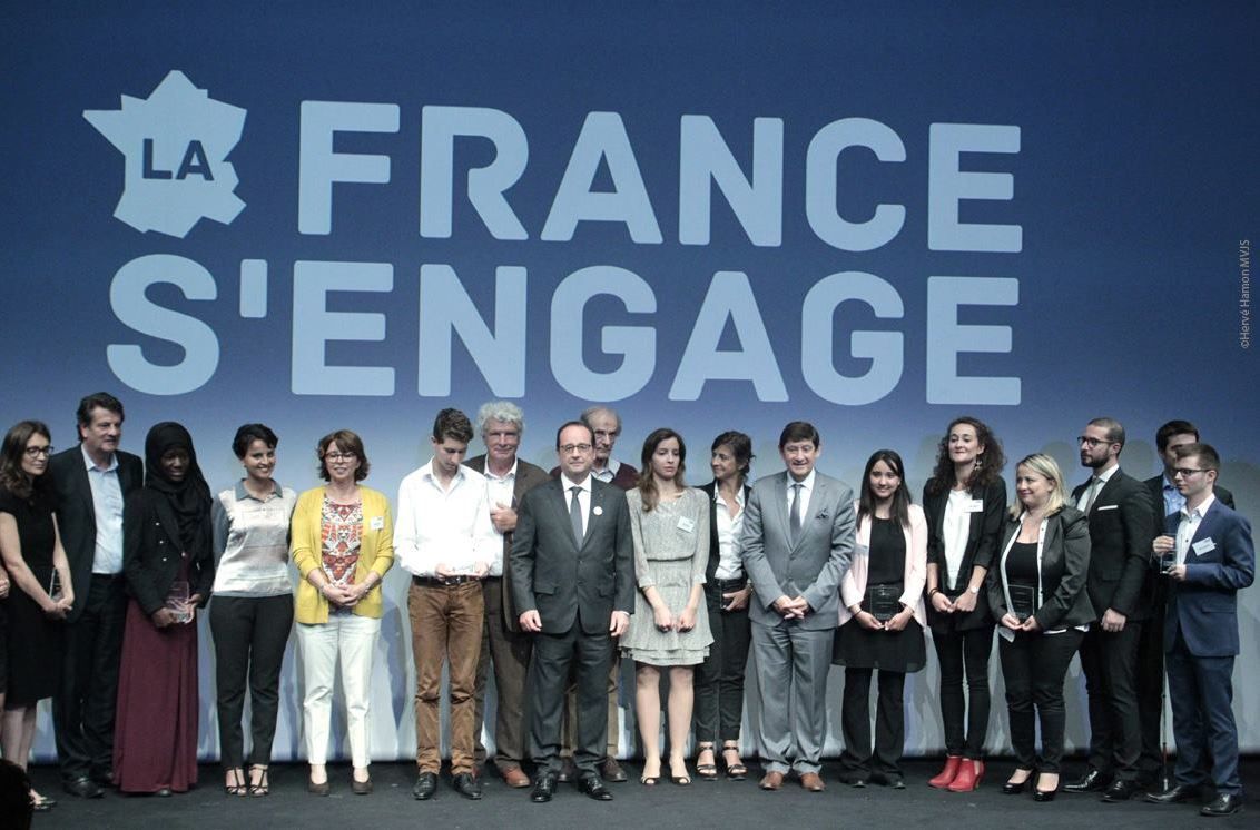 Les laureats de la France s engage entourant le chef de l_Etat