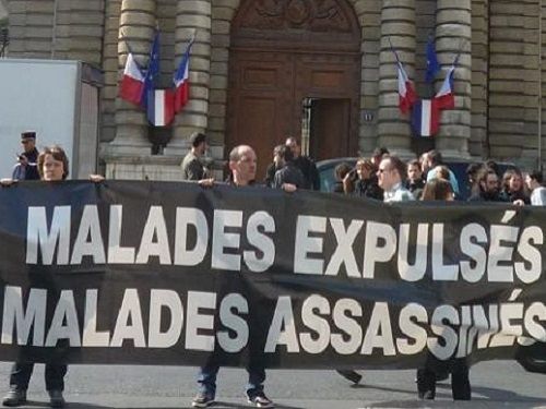 des adhérents de l'association Act-Up manifestant contre l'expulsion des malades étrangers face a l'assemblée nationale le 19 mars 2013