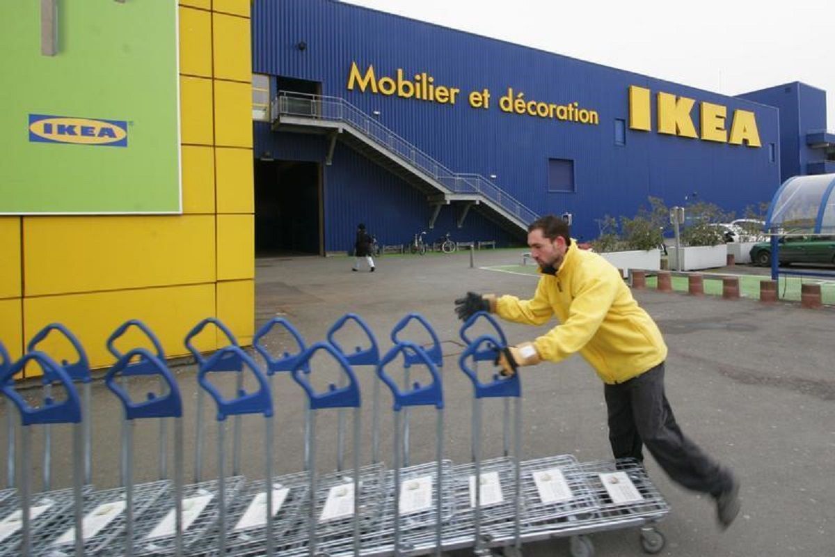 Un employe d un magasin Ikea