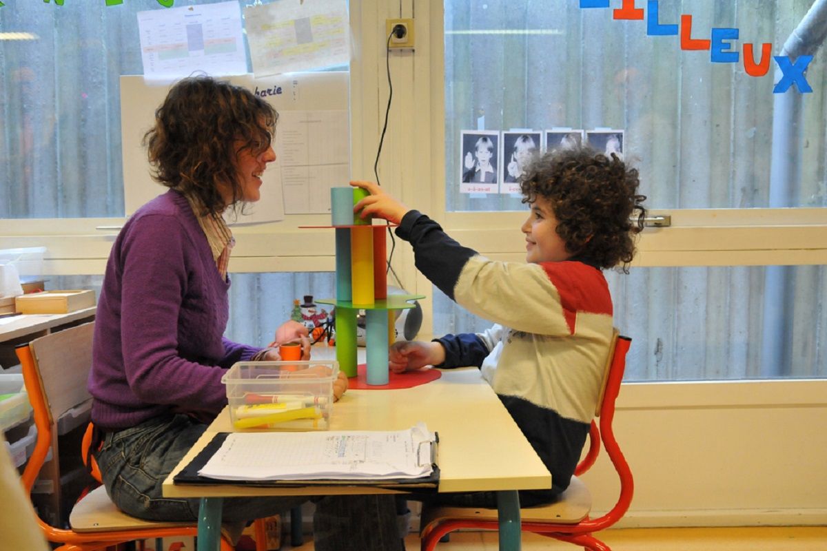 Un enfants autiste avec une AVS dans une ecole pilote de Paris