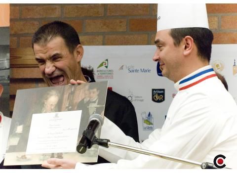 Thierry Champlon, travailleur handicapé à l'Esat Château d'Uzel recoit son prix avec fierté