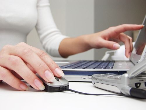 Une femme sur son ordinateur portable qui peut être demain avec le projet loi déposé saisir directement saisir l'administration par E.mail