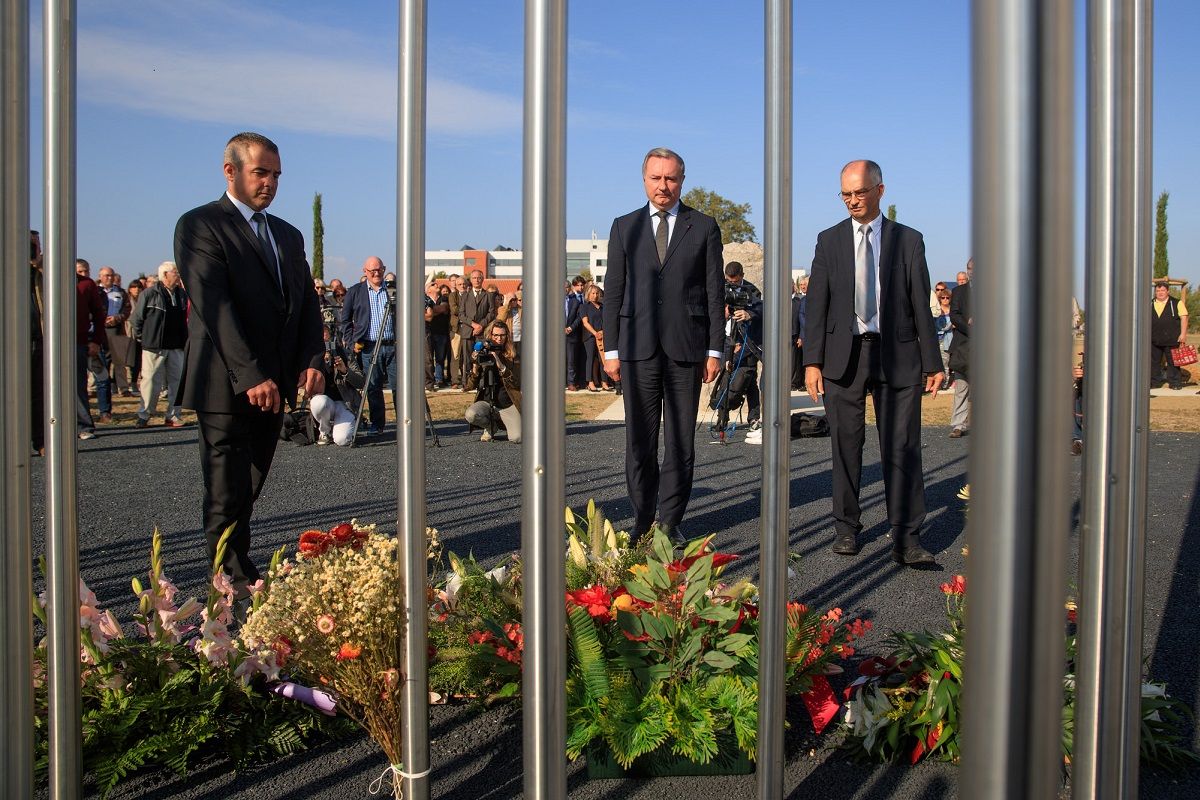 Jean Luc MOUDENC deposant une gerbe a l occasion du 21 septembre jour de l explosion azf
