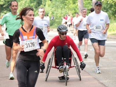 Courir ensemble édition 2009 avec plusieurs en sportif valide ou handisport ©AKARANIAN/Handicap International