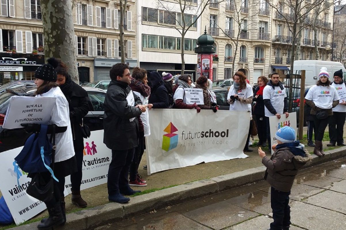 Manifestation Vaincre l Autisme venue protester Sante ce 17 fevrier 2015 devant le ministere de la Sante contre la fermeture possible du FuturoSchool Paris situee dans le XIeme