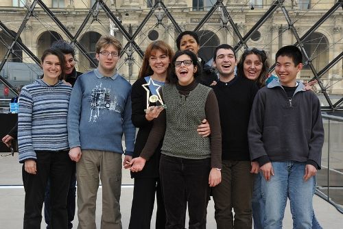 Le grand &laquo; Prix &Eacute;toile de la Culture &raquo; 2012 est remis &agrave; l&rsquo;association ZigZag Color, pour l&rsquo;action &laquo; Paris vu &agrave; travers le regard des autistes &raquo; : cr&eacute;ation et exposition, dans une galerie d&rsquo;art &agrave; Paris, d&rsquo;&oelig;uvres r&eacute;alis&eacute;es exclusivement par des personnes autistes &copy; Fondation Reunica