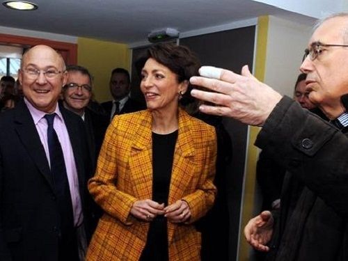 Michel Quinet et Michel Sapin, entourant la ministre,  à Argenton-sur-Creuse. Marisol Touraine qui a salué hier un exemple local remarquable de lutte conte le désert médical. ©Patrick Gaïda / FHI