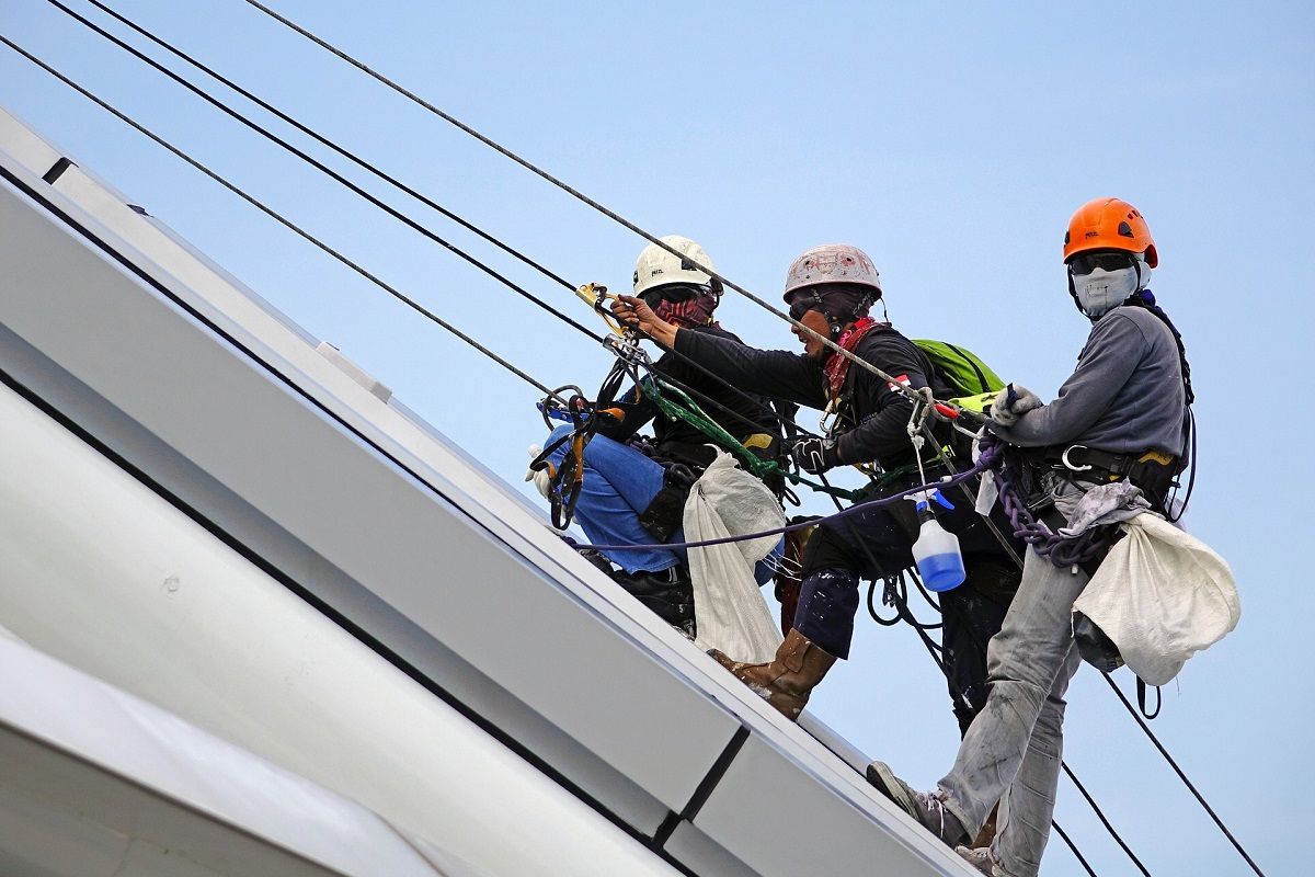 Des salaries travaillant en rappel sur des batiments