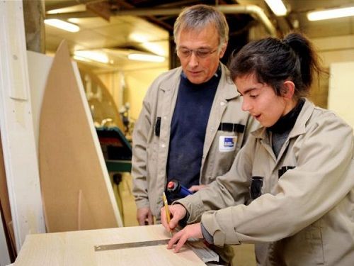 Une apprentie en formation chez ERDF