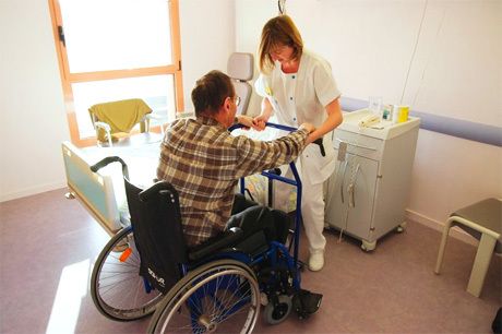 la Croix-Rouge française porte son action vers l'accès aux soins, la prise en charge des handicapés,  l'hébergement médicalisé des personnes âgées ou comme ici dans un centre de Rééducation…© CR