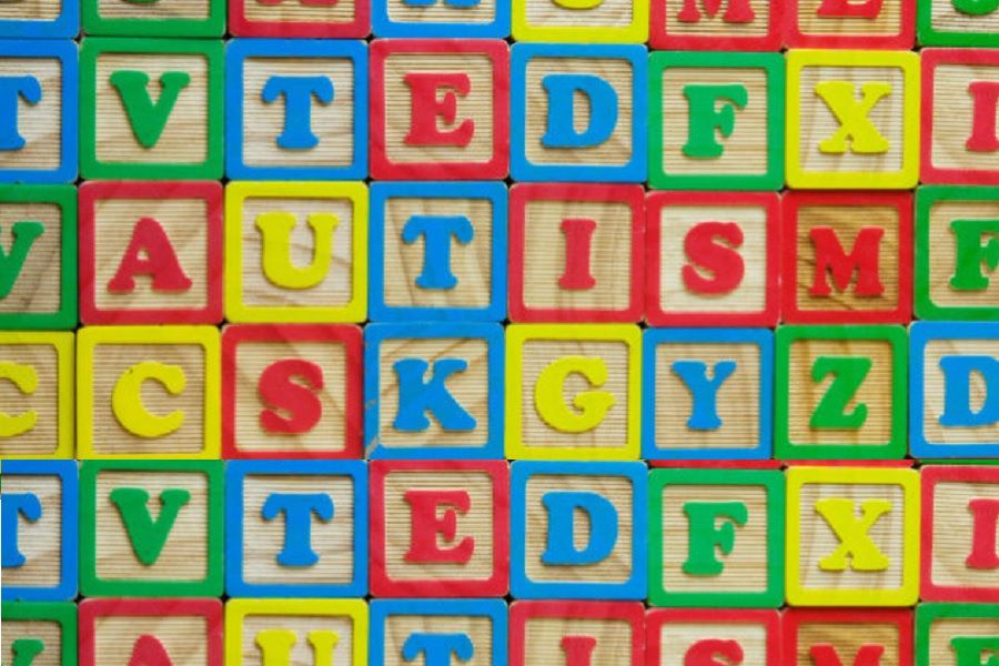 Image illustrant des cubes comportant des lettres sur lequel forme le mot autisme