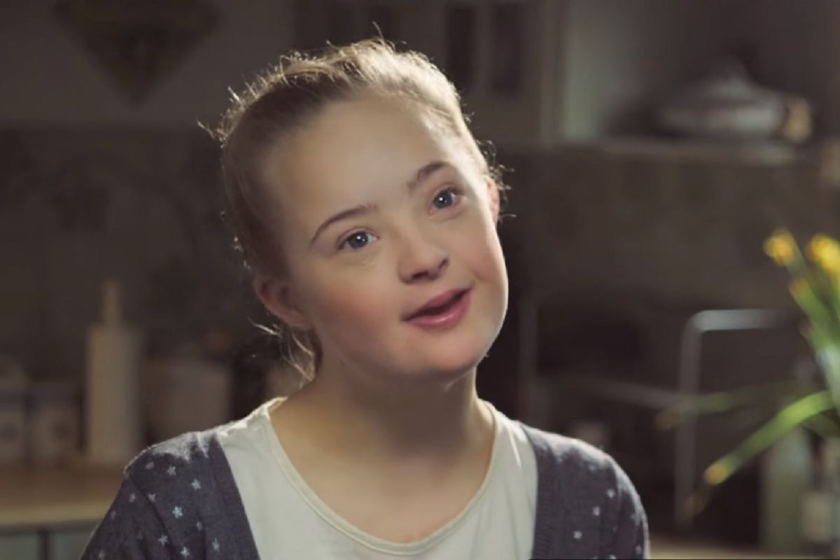 Une des sept jeunes filles et garcon du film Dear future Mom