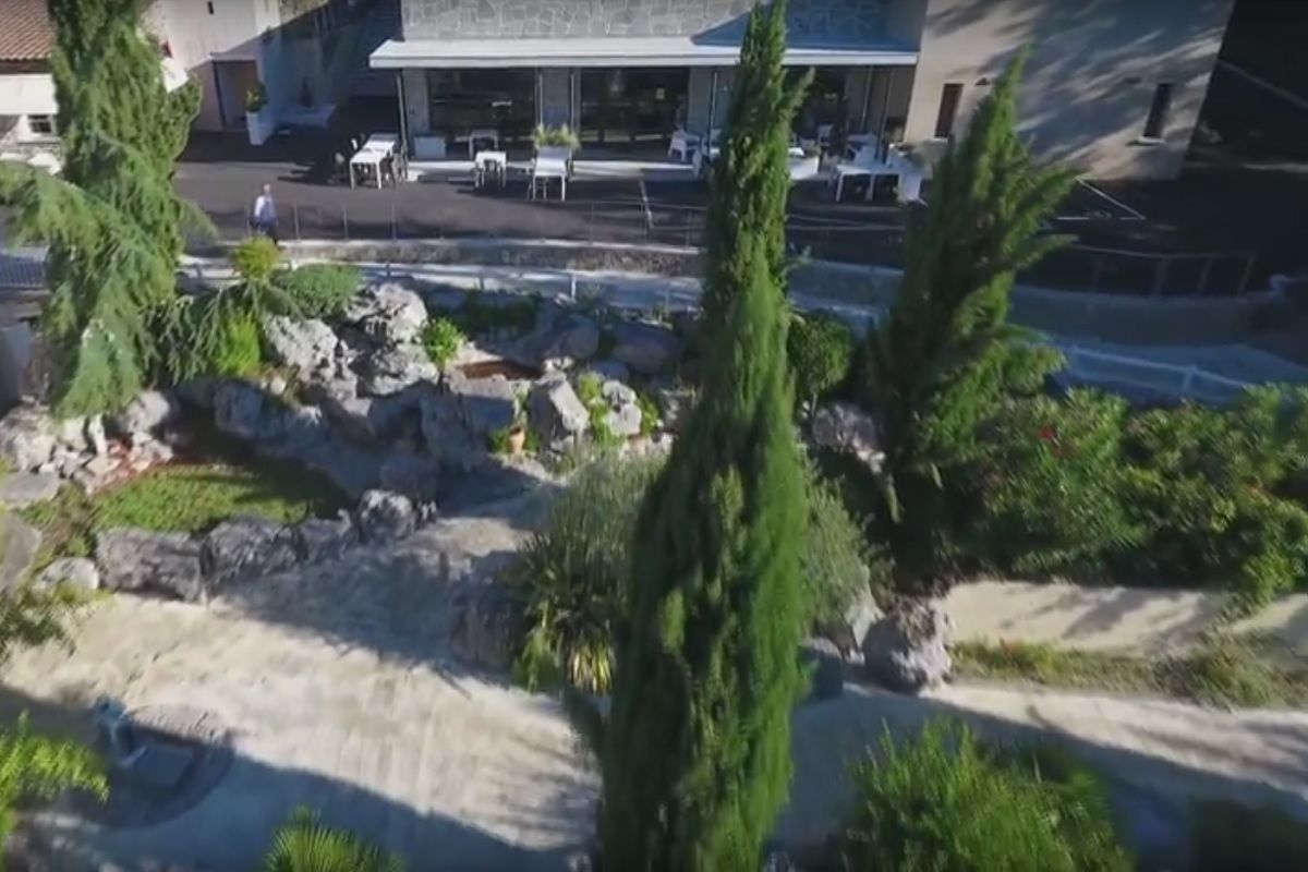 Le domaine du Cros dAuzon avec ici une vue sur la façade de son restaurant
