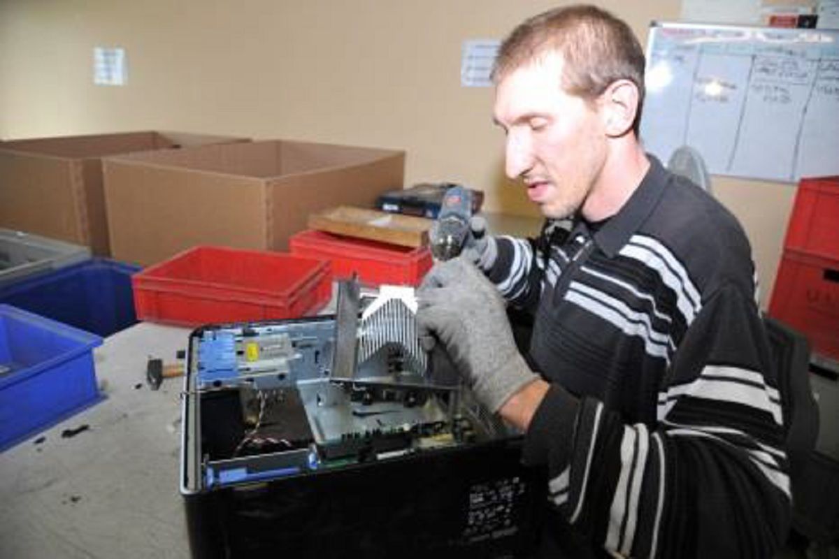 L ESAT et l entreprise adaptee de Villiers le Bel avec ici le demantelement d ordinateurs