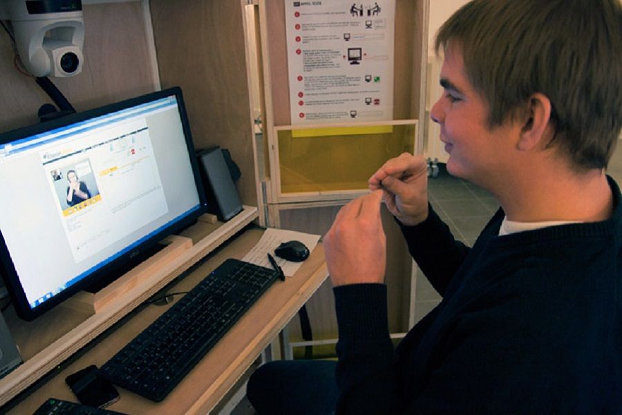 Demonstration par l association Aditus qui  a choisi de developper un service de relais telephonique public