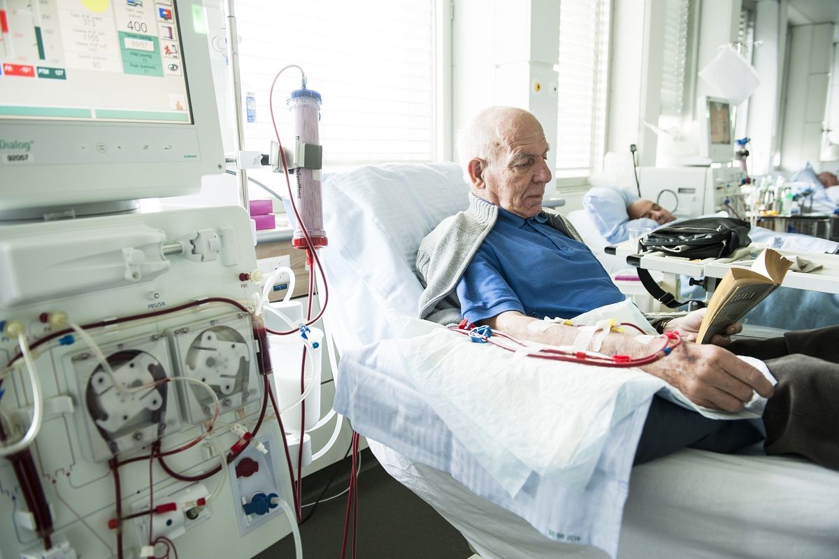 Centre de dialyse ou un homme voit son sang passe a l exterieur du corps a travers le dialyseur
