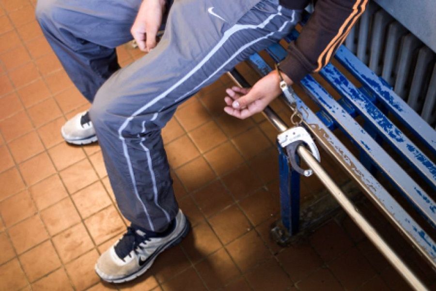 Un homme en garde a vu menotte dans le 93