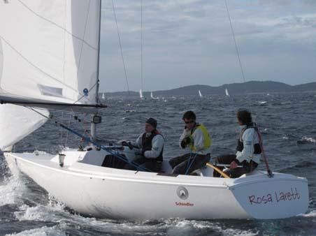 Ici sur le Sonar Damien SEGUIN et l&rsquo;&eacute;quipage BRUNO JOURDREN, Nicolas VIMENT-VICARY et Eric FLAGEUL parrain&eacute; notamment par l'entreprise Schindler