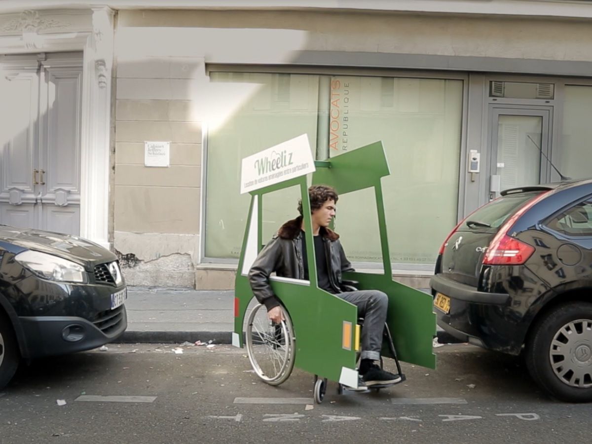 Un homme fesant un creno sur place de stationnement avec un fauteuil