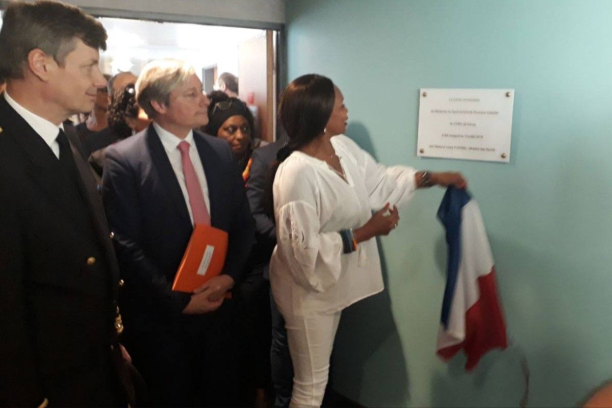 Laura FLESSEL Ministre des sports dévoilant la plaque