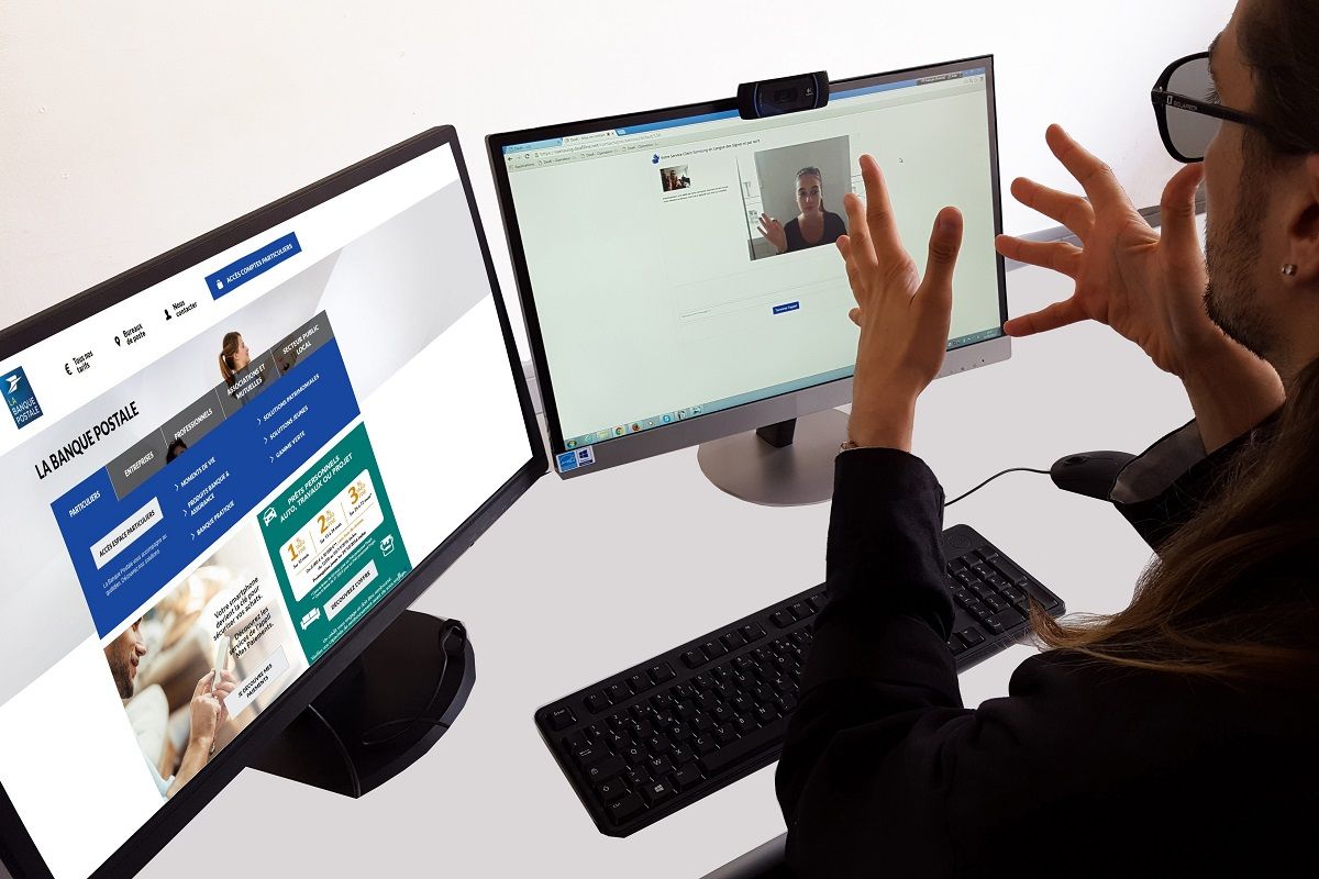 Un traducteur de DeafiLin avec un client sourd pour le nouveau service de la Banque Postale en Langue des Signes et par ecrit