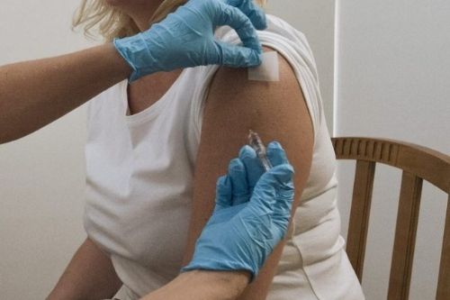 une femme de plus de 65 ans en train de se faire vacciner (Archives 2010)