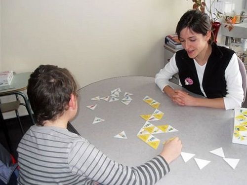 Un orthophoniste dans cabinet medicale avec un enfant souffrant de dylexie