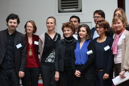 La Ministre en charge de la dépendance entouré des responsables de l'association lors de sa venu le 15 octobre 2012