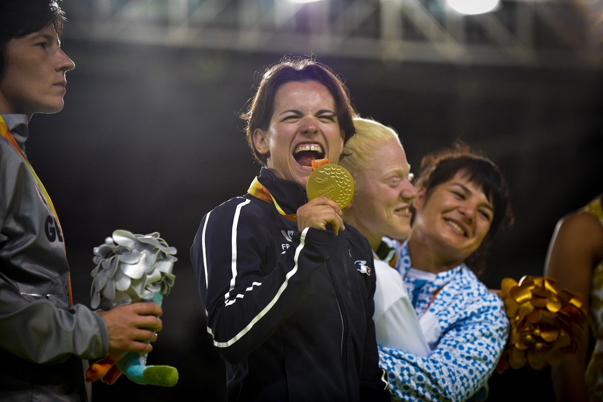 La judokate Sandrine MARTINET sur la plus haute marche du podium Medaille d Or a Rio