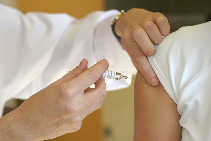 Un membre du coprs medical procedant a une vaccination