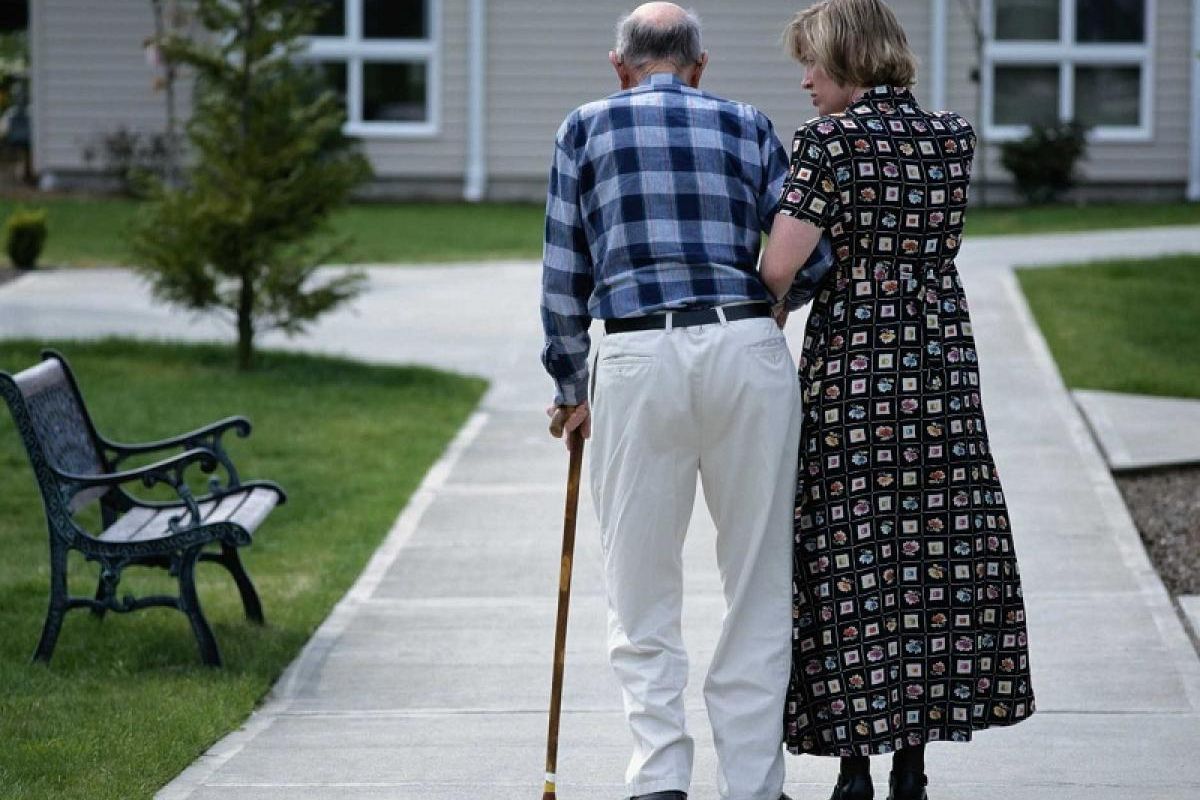 une personne âgé au sein ehpad dun destinée a accueillir les personnes dépendantes