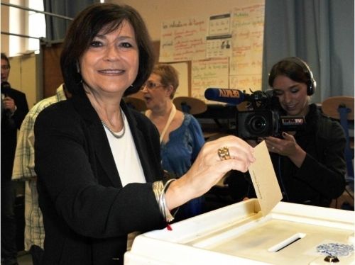Marie Arlette Carlotti votant dans sa cinquieme cironcription à marseille