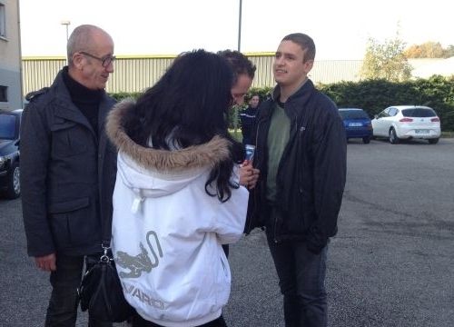 Le jeune Jonathan a gauche en blouson noir lors des retrouvailles avec ses parents dans la cour de la gendarmerie au Pont-de-Beauvoisin © Jordan Guéant/France 3 Alpes
