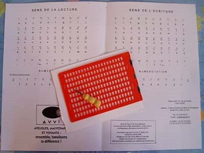 Malgré leur handicap, les non-voyants peuvent lire à leur manière en utilisant le braille.