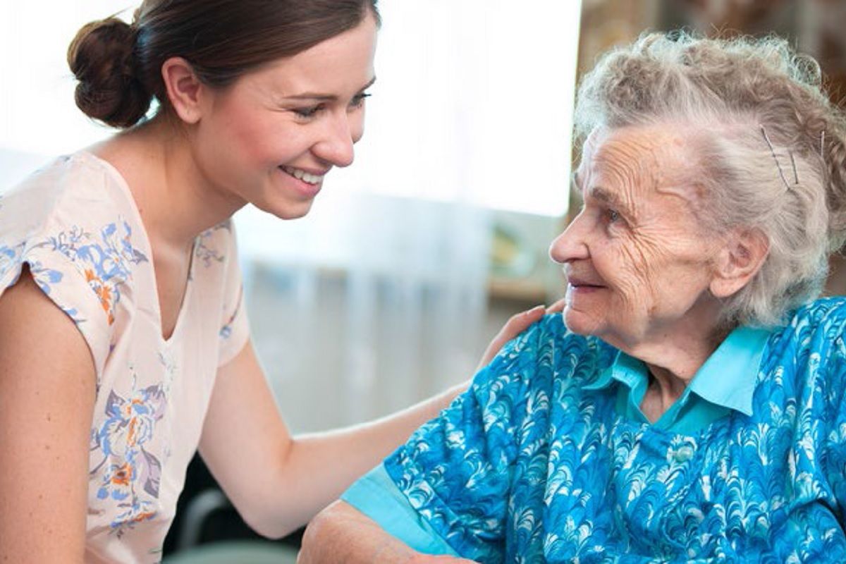 Une femme en compagnie dune personne âgée 52dd9