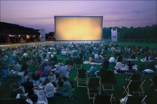Confortablement installés sur des transats, munis de chaudes couvertures, les spectateurs vont pouvoir voir, revoir ou découvrir des films sur le thème "Métamorphoses". Sur la prairie du Triangle au parc de la Villette.