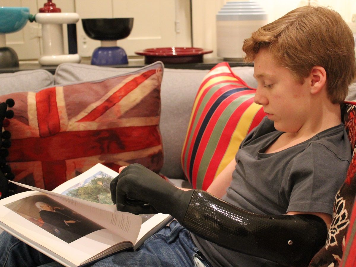 Main bioniques de Touch Bionics en train d ecrire