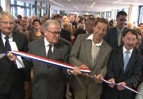 le président de l'association turbulence, Bertrand HESSE au centre coupant le ruban inaugurale