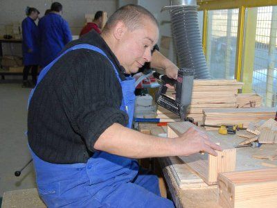 un homme travaillant dans un atelier de Menuiserie dans un ESAT des Alpes de Haute-Provence. Une  des structures d'accueil pour les adultes handicap&eacute;s du CG (Illustration)