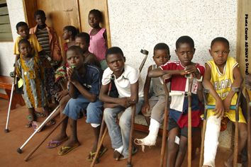 des enfants handicapées près d'un centre d'urgence a l’hôpital Cotonou au Bénin ©gouvernent du bénin