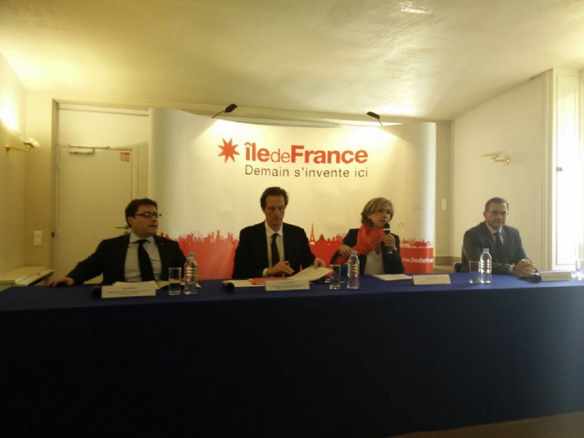 La conference_de_presse_de_valerie_pecresse_entouree_par_les_vice_presidents_du_conseil_regional_le_16_fevrier_2016