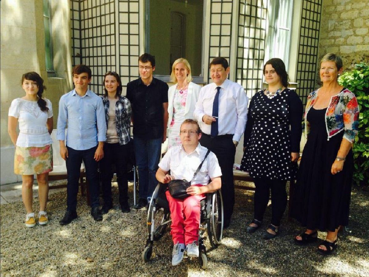 Segolene NEUVILLE et Patrick KANNER entoure de jeune en situation de handicap du service civique